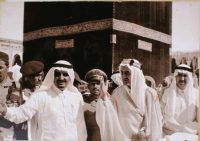 A photograph of king Faycal at the Kaaba