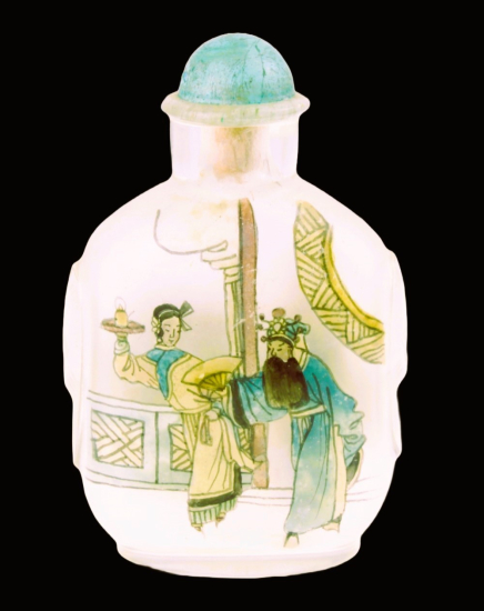 Snuff bottle decorated with traditional Chinese scene 