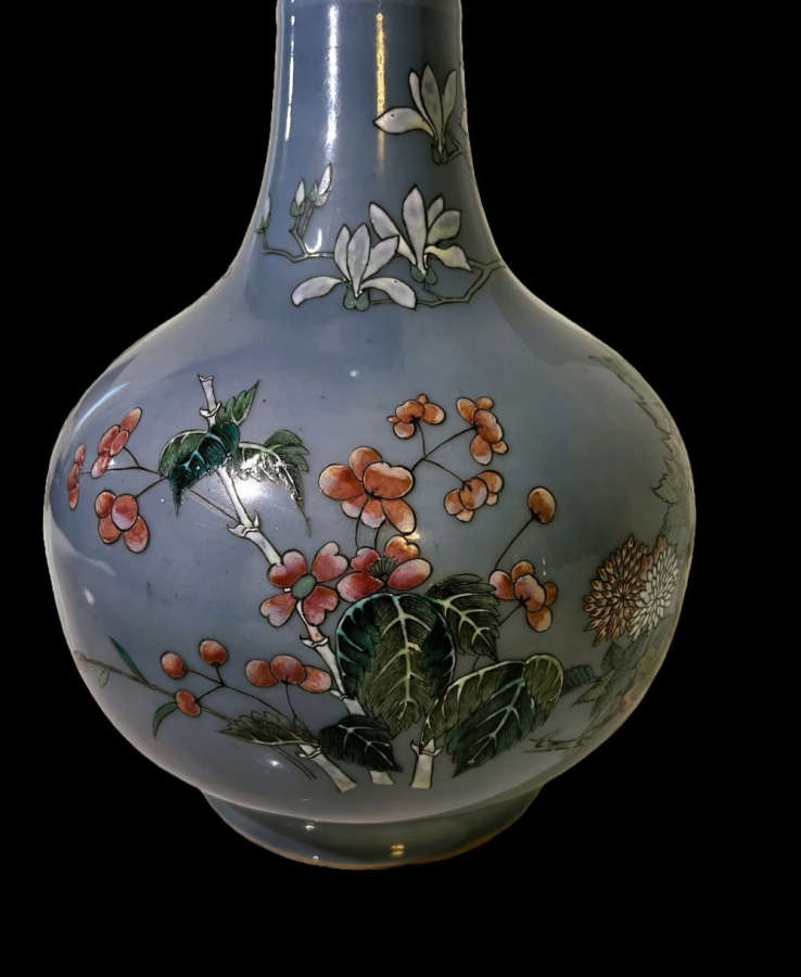 Blue Chinese vase decorated with flowers