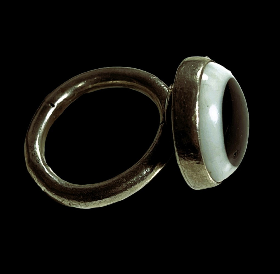 Sumerian period Silver ring with agate en stone 